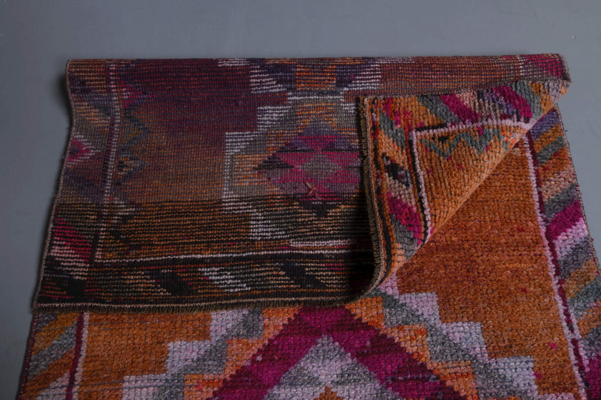Anadolu kökenli el dokuma halı – 1970'ler üretimi, ikat desenli