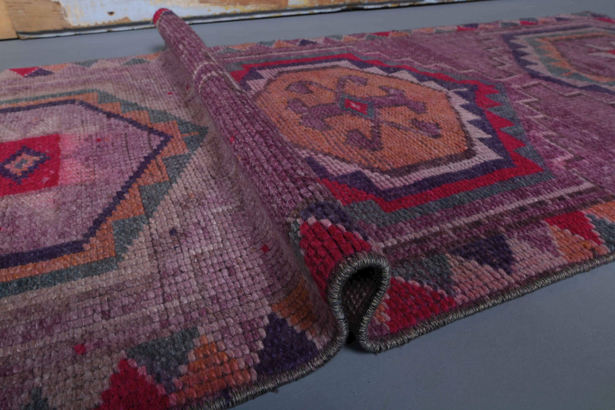 Anadolu kökenli el dokuma halı – 1970'ler üretimi, geometrik desenli