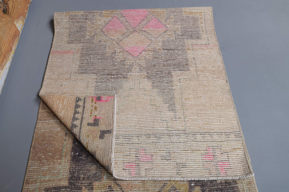 Anadolu kökenli el dokuma halı – 1970'ler üretimi, geometrik desenli