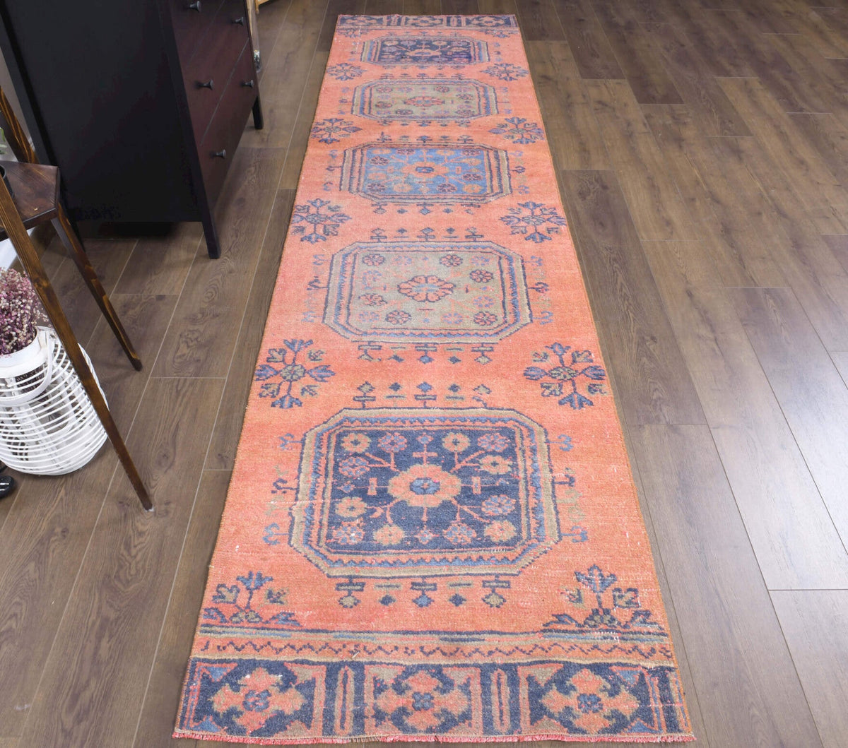 1970'lerden Anadolu kökenli çiçek desenli el dokuma vintage yolluk, 87x343 cm
