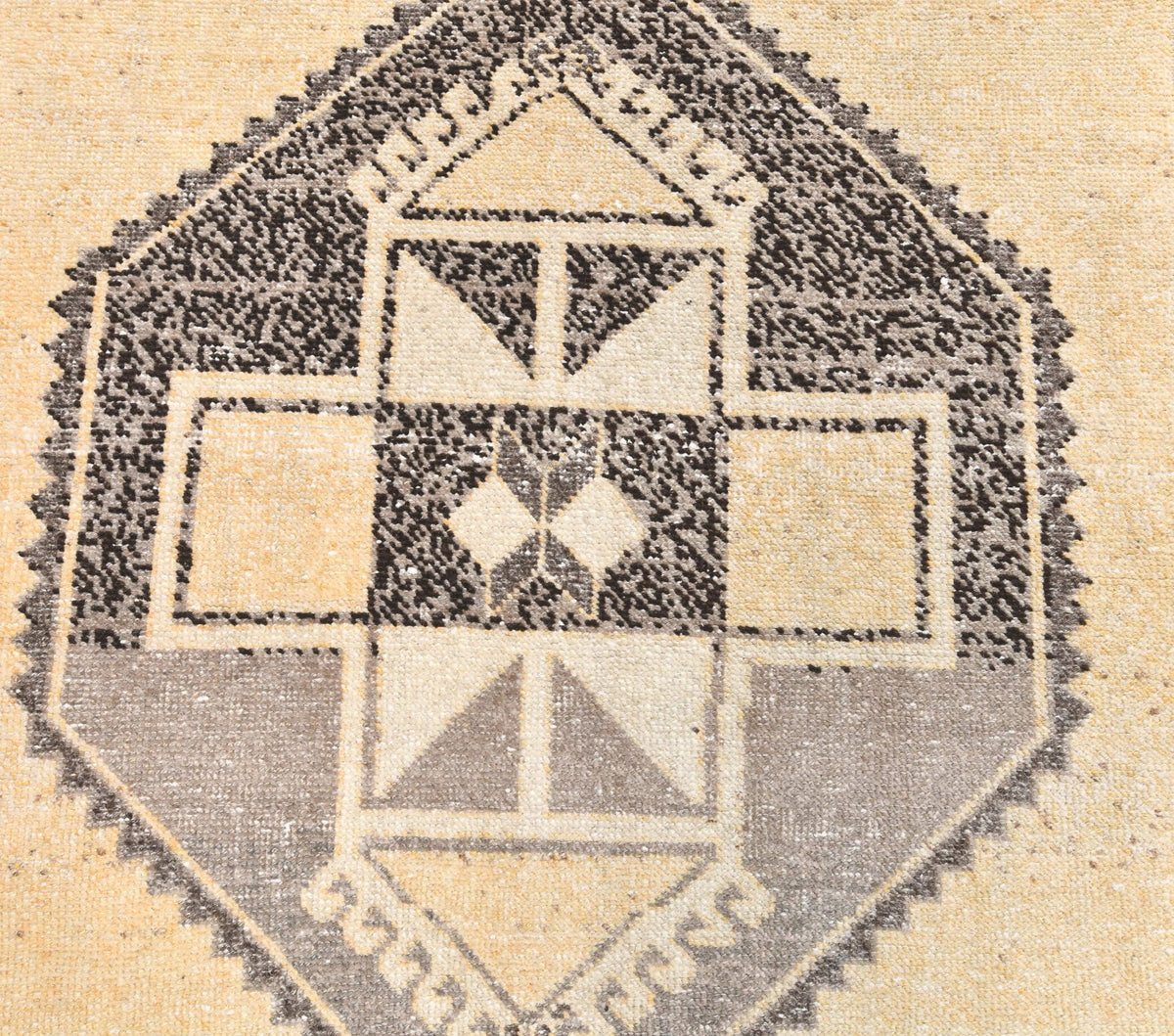 Anadolu kökenli el dokuma halı – 1970'ler üretimi, geometrik desenli