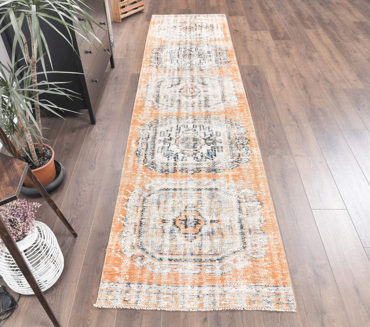 Geometrik desenli el dokuma vintage yolluk – bej, turuncu ve beyaz tonlarda yün dokuma