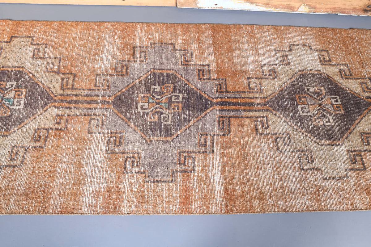 Anadolu kökenli el dokuma halı – 1970'ler üretimi, geometrik desenli