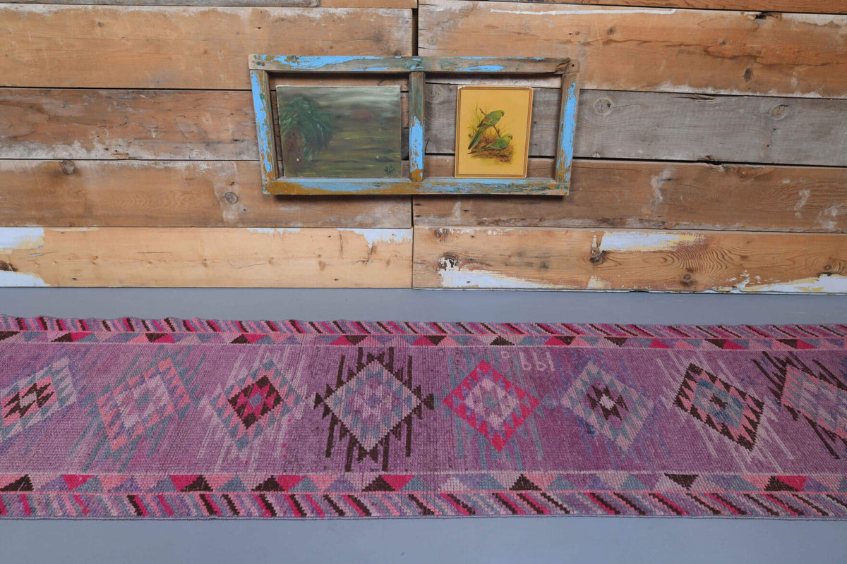 Mor, pembe ve kırmızı renkli el dokuma vintage yolluk, yün hav, pamuk taban