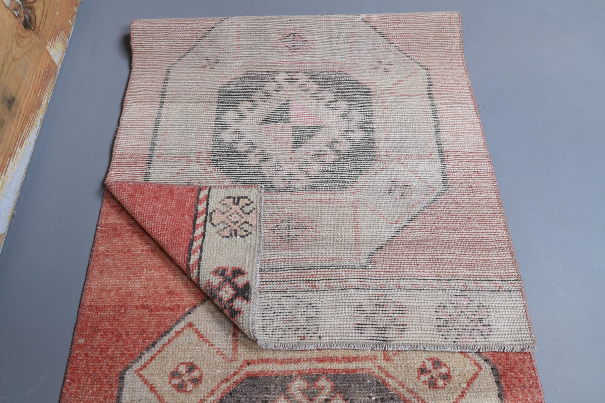 Anadolu kökenli el dokuma halı – 1970'ler üretimi, geometrik desenli
