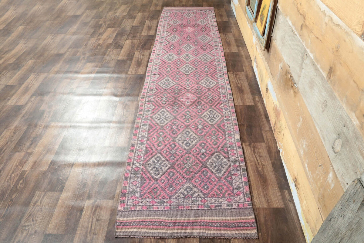 Ikat desenli el dokuma vintage yolluk – pembe, kırmızı ve gri tonlarda yün dokuma