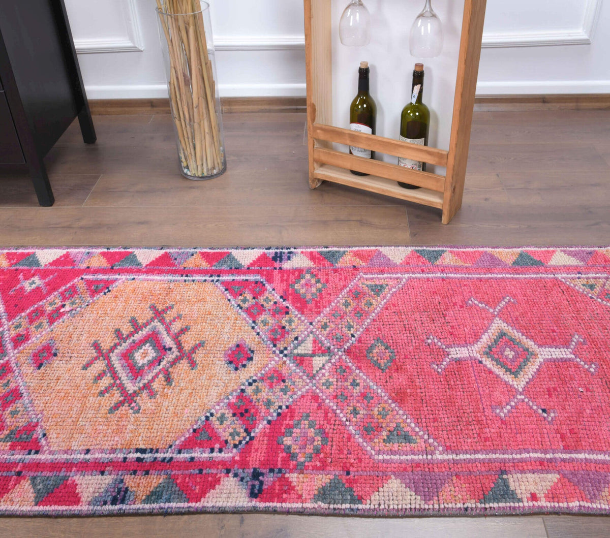 Kırmızı ve pembe renkli el dokuma vintage yolluk, yün hav, pamuk taban