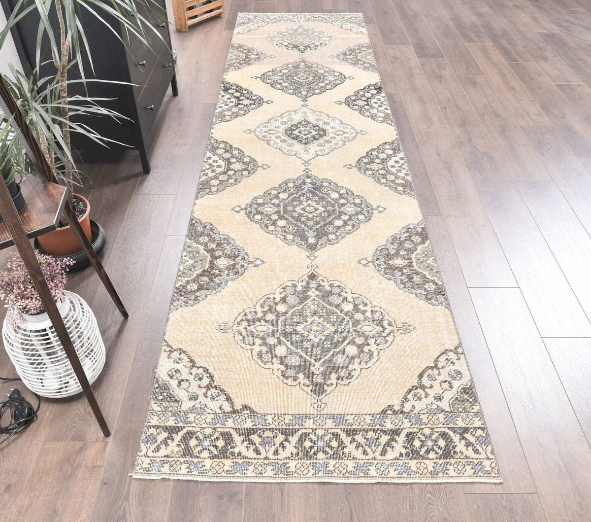 Geometrik desenli el dokuma vintage yolluk – bej ve turuncu tonlarda yün dokuma