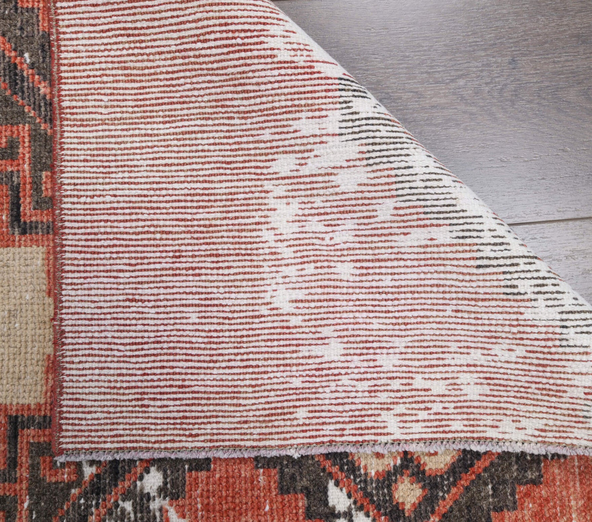 Anadolu kökenli el dokuma halı – 1970'ler üretimi, ikat desenli