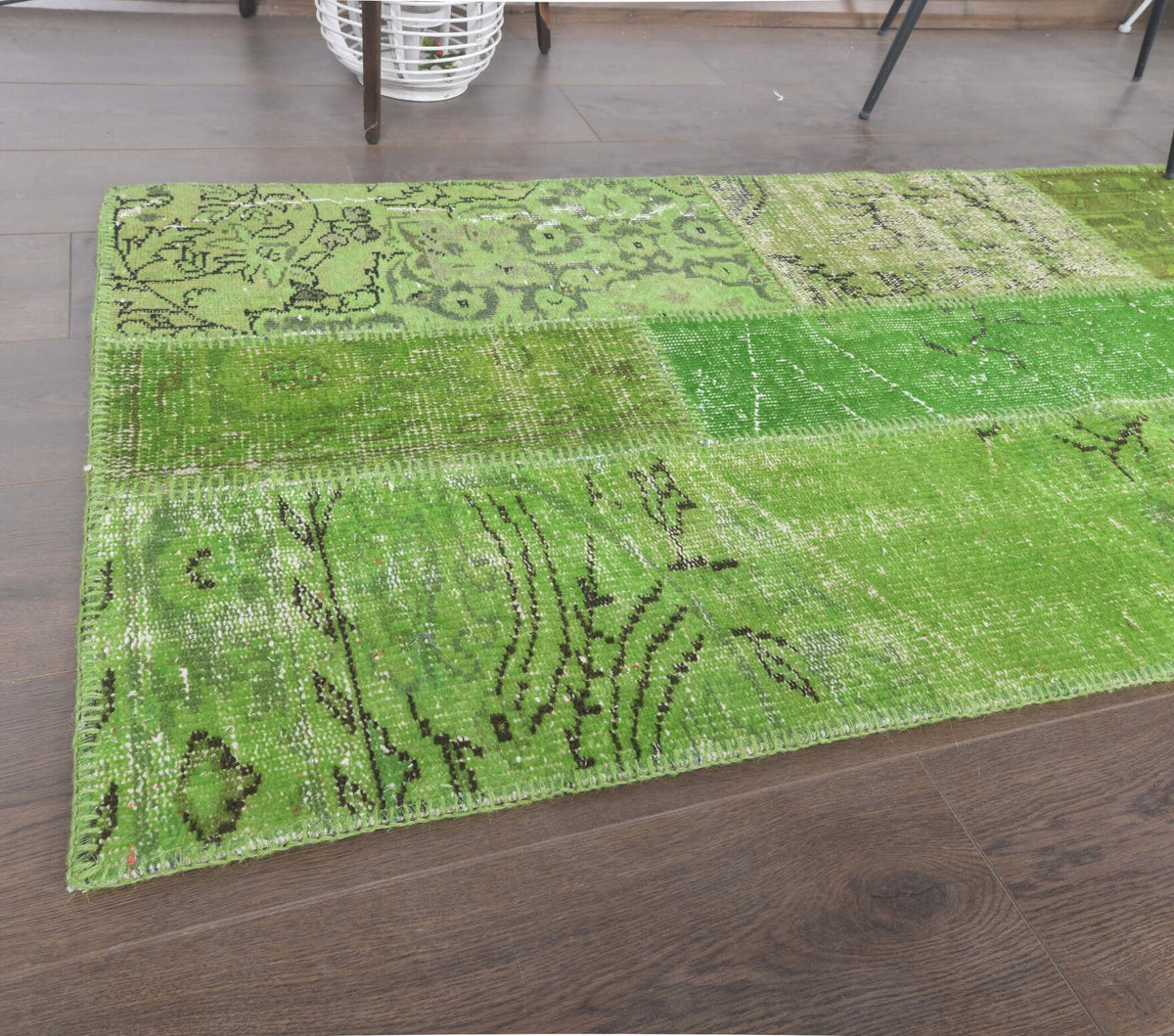 El yapımı vintage yolluk 81x401 cm üzeri boyalı desenli yün - yakın çekim doku detayı
