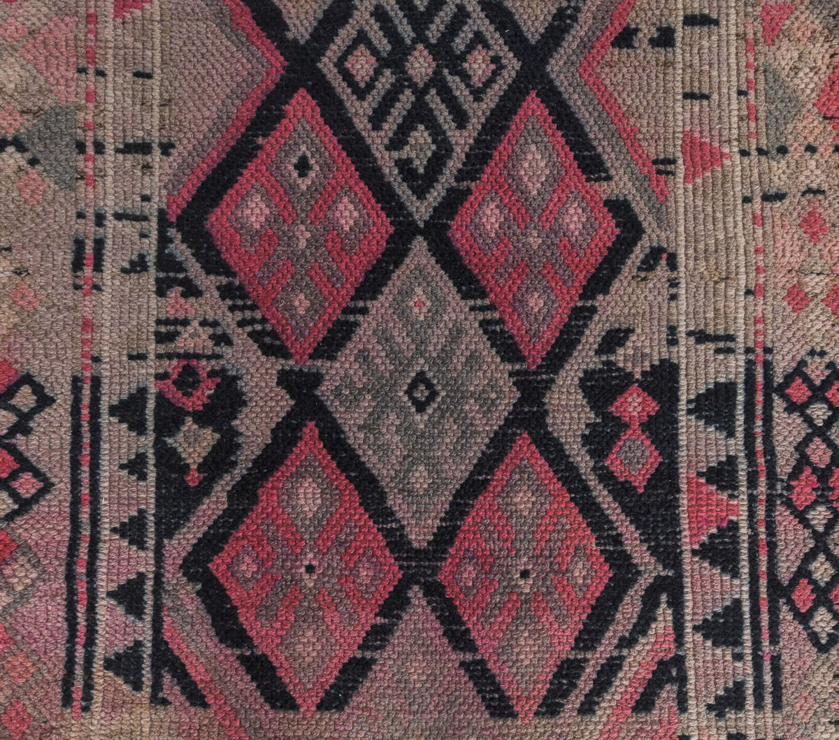 Anadolu kökenli el dokuma halı – 1970'ler üretimi, geometrik desenli