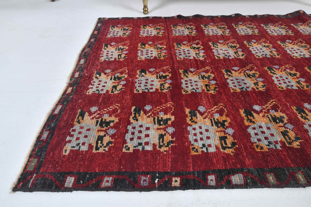 Ikat desenli el dokuma vintage halı – kırmızı, beyaz ve turuncu tonlarda yün dokuma