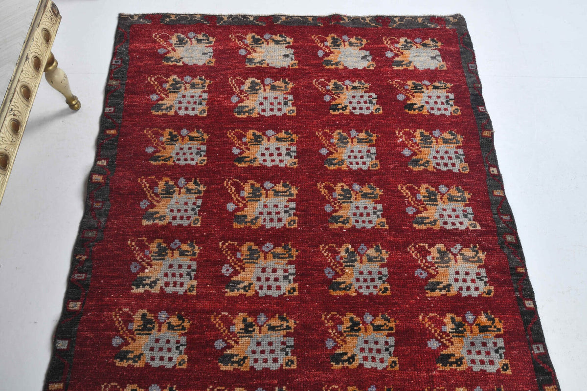 Anadolu kökenli el dokuma halı – 1970'ler üretimi, ikat desenli