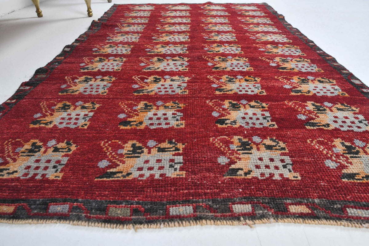 Vintage halı 92x152 cm – kırmızı, beyaz ve turuncu ikat desenli, el dokuma