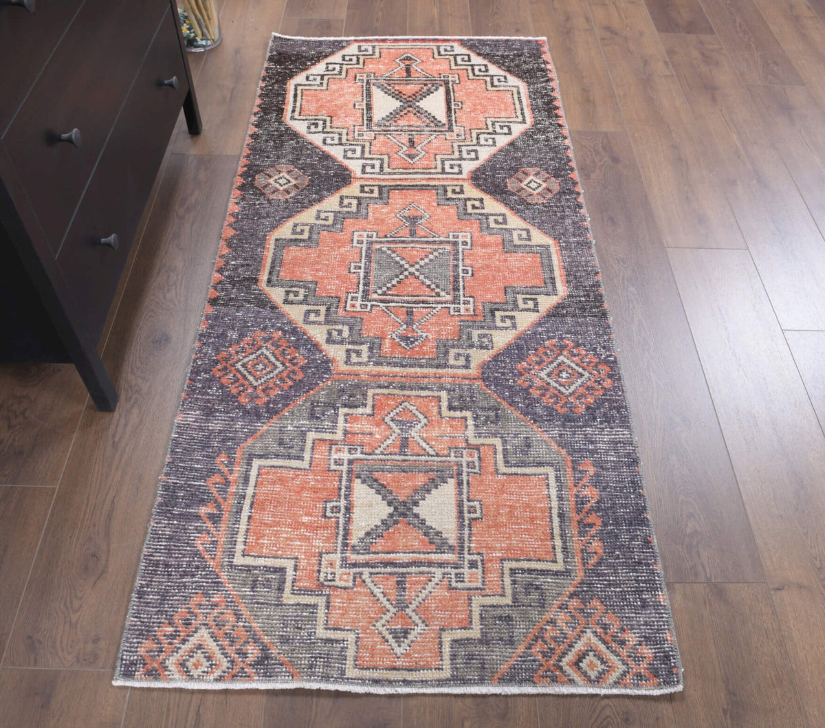 El yapımı vintage halı 81x180 cm geometrik desenli yün - yakın çekim doku detayı