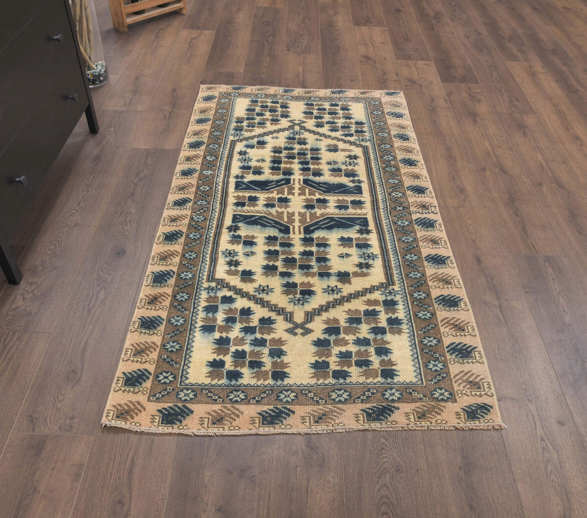 El yapımı vintage halı 94x170 cm bordürlü desenli yün - yakın çekim doku detayı
