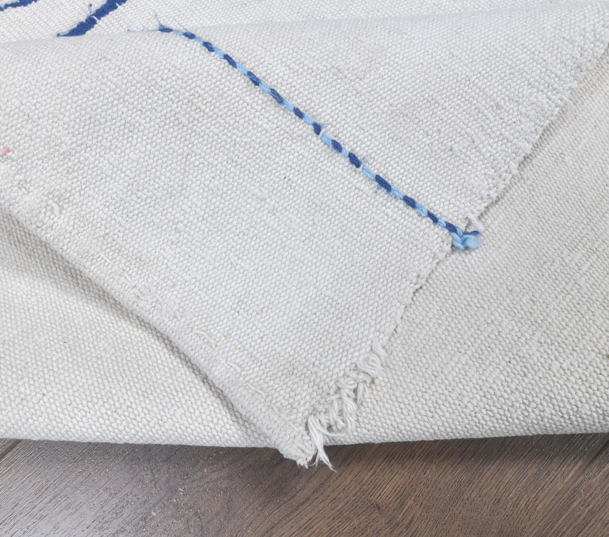 Beyaz renkli vintage kilim yolluk, yün hav, pamuk taban