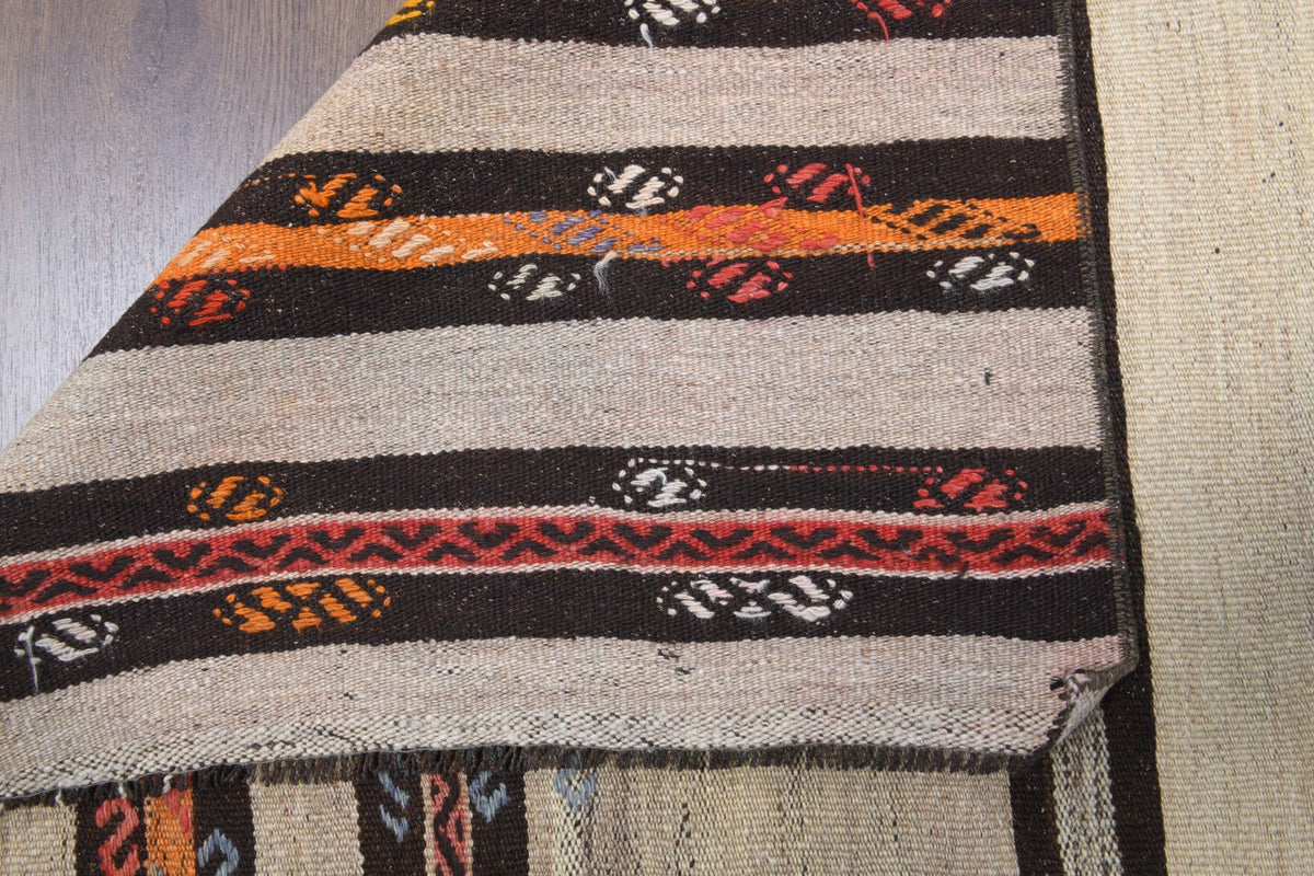 Anadolu kökenli el dokuma kilim – 1960'lar üretimi, çizgili