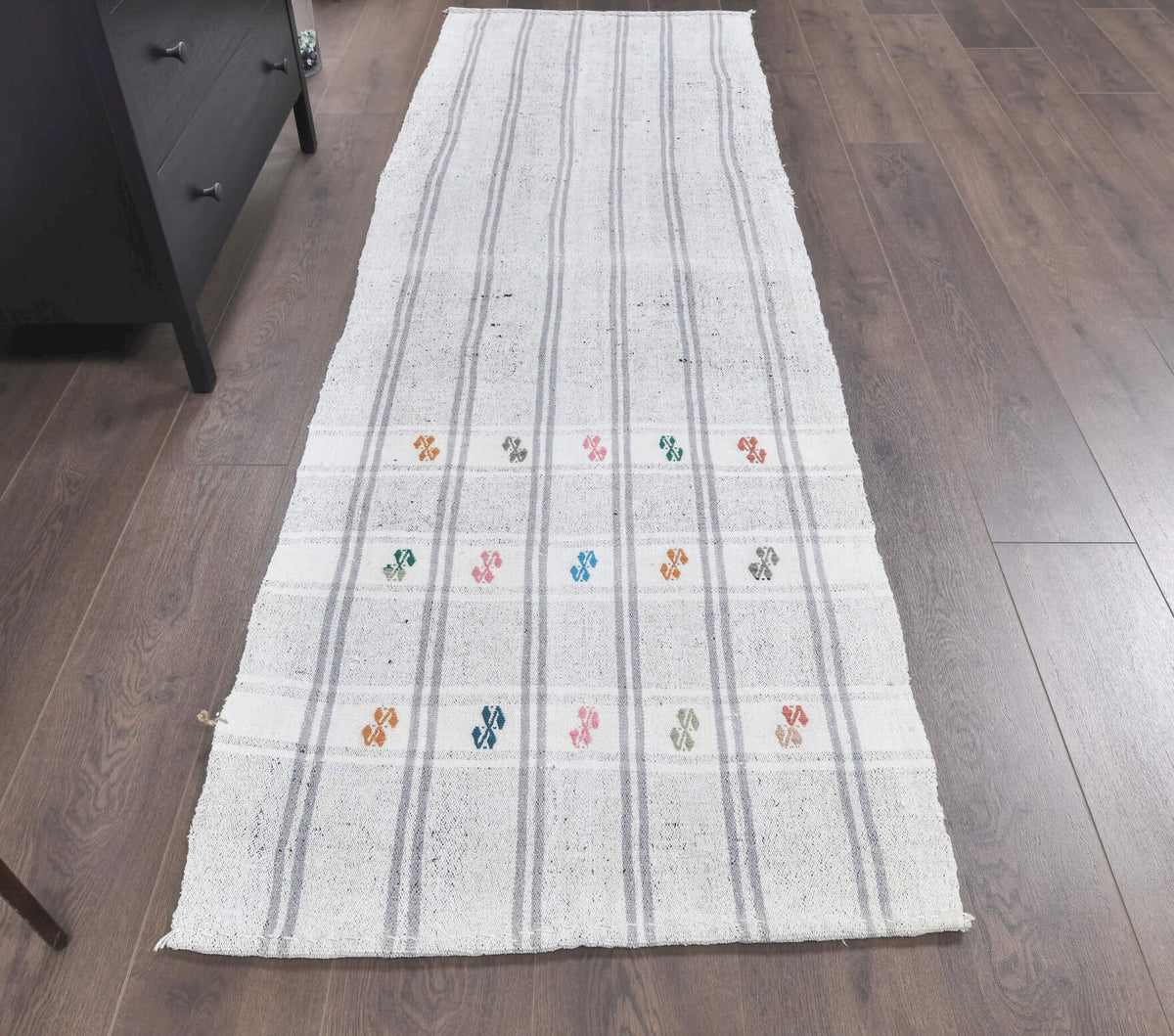 Çizgili vintage kilim yolluk – beyaz tonlarda yün dokuma
