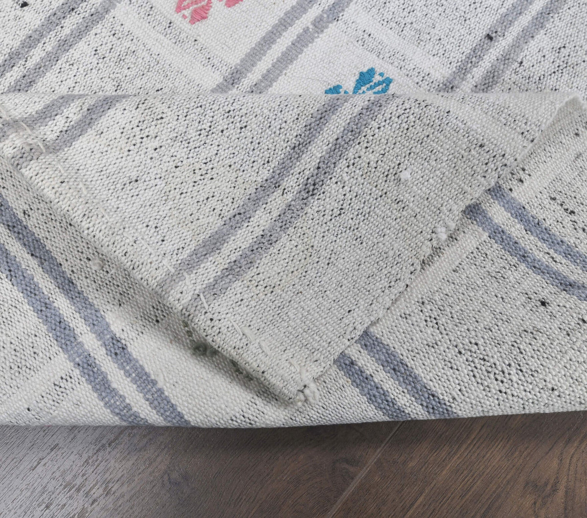 Beyaz renkli vintage kilim yolluk, yün hav, pamuk taban