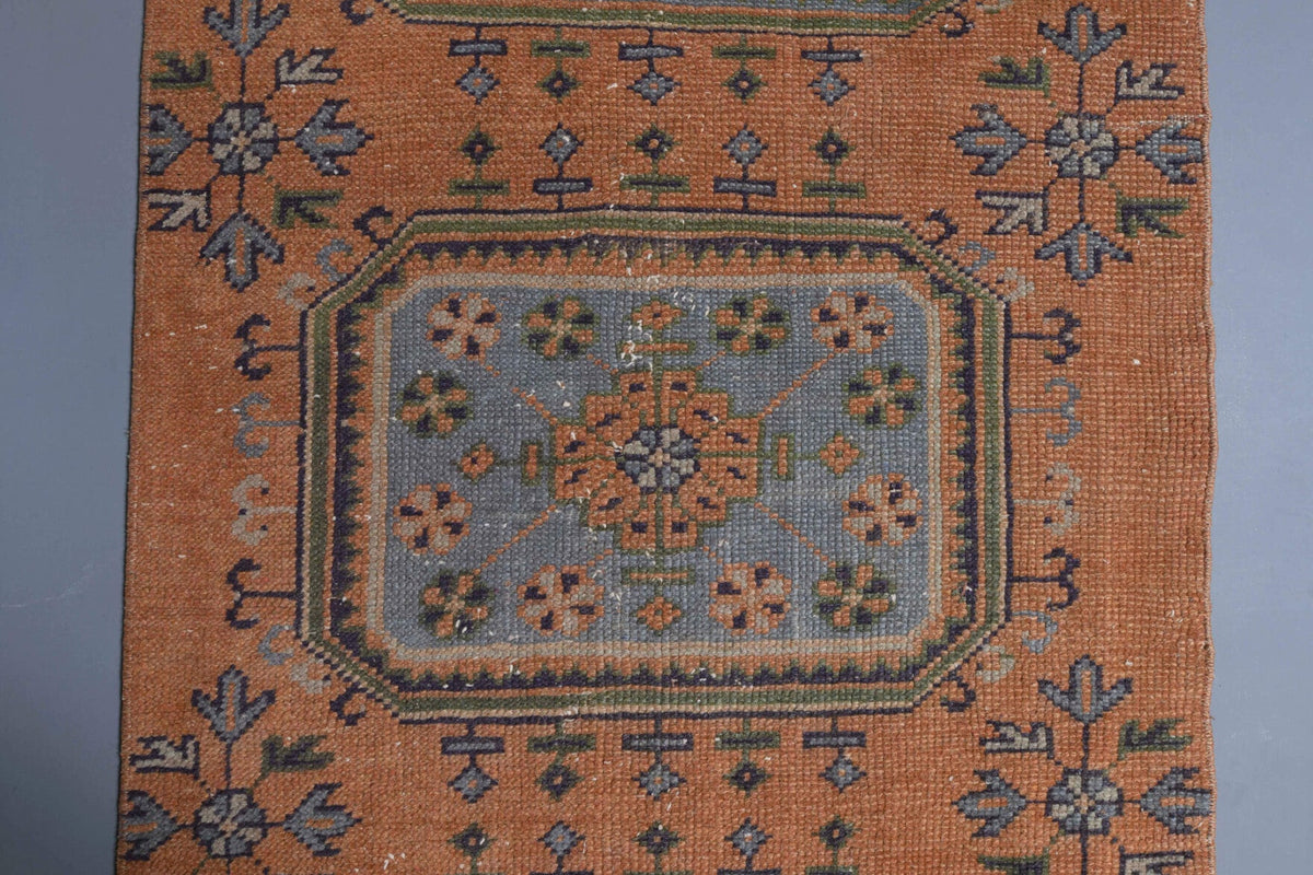 Mavi, turuncu ve kahverengi renkli el dokuma vintage yolluk, yün hav, pamuk taban