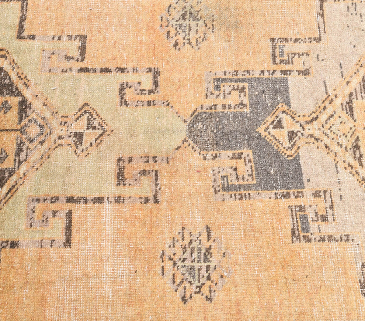 Anadolu kökenli el dokuma halı – 1970'ler üretimi, geometrik desenli