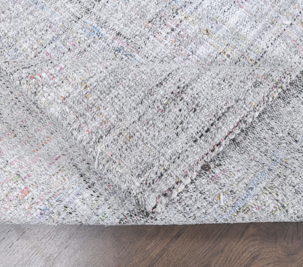 Gri ve beyaz renkli vintage kilim yolluk, %100 yün dokuma
