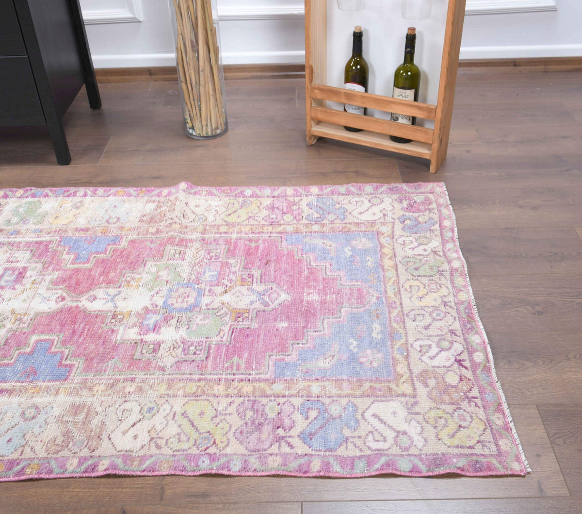 Vintage yolluk 95x285 cm – beyaz, pembe ve gri oryantal desenli, el dokuma