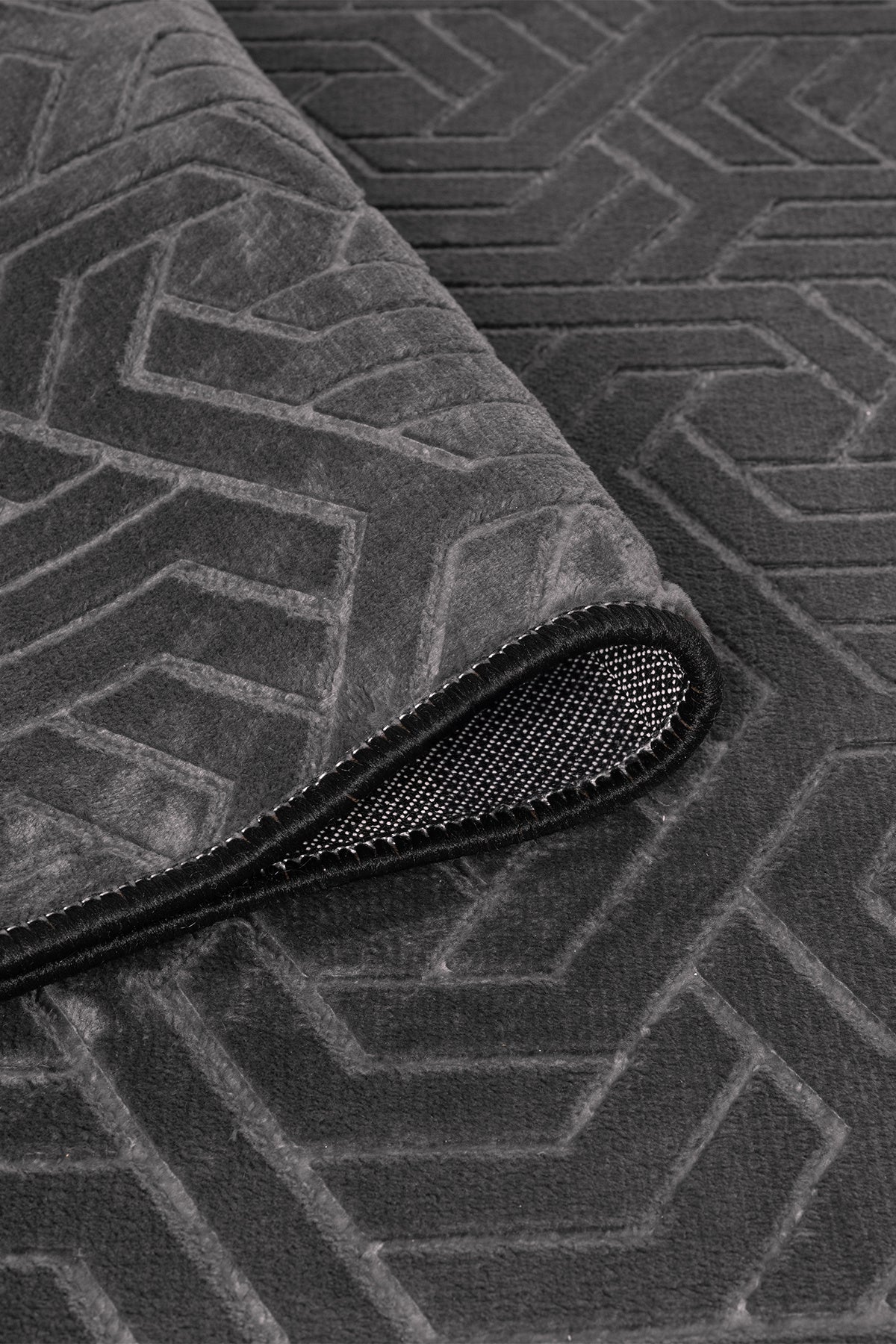Anthrazitfarbener moderner Teppich mit 3D-Geometriemuster