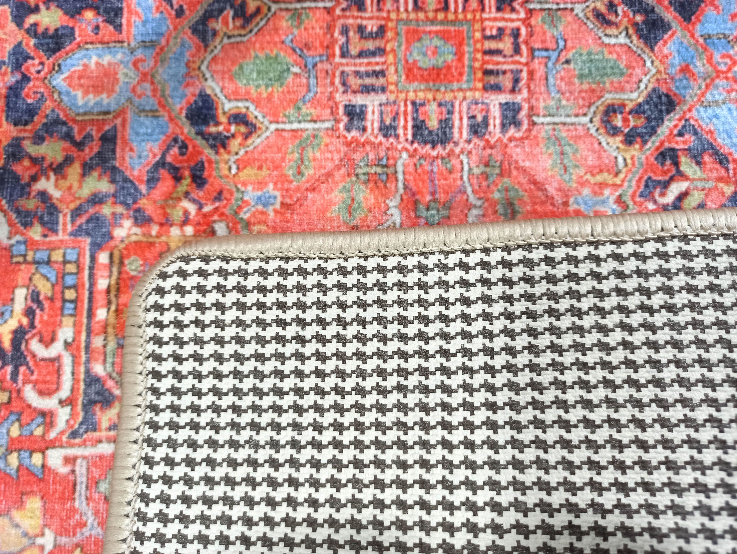 Roter und marineblauer Vintage-Teppich