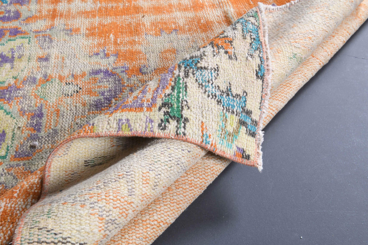 Vintage halı 110x147 cm – turuncu ve bej oryantal desenli, el dokuma