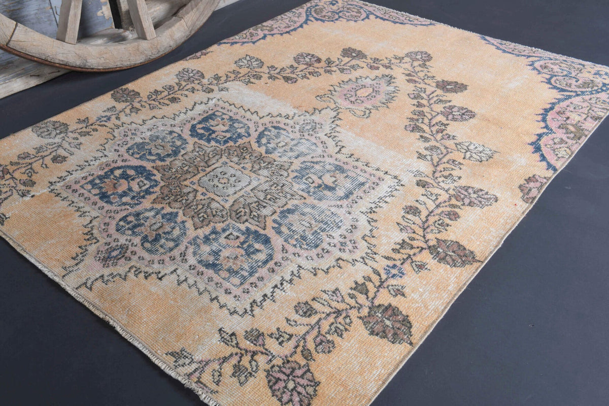 Oryantal desenli el dokuma vintage halı – turuncu ve bej tonlarda yün dokuma