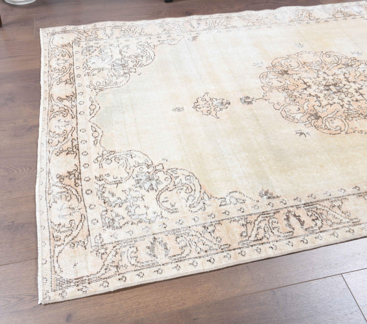 Oryantal desenli el dokuma vintage halı – beyaz ve bej tonlarda yün dokuma