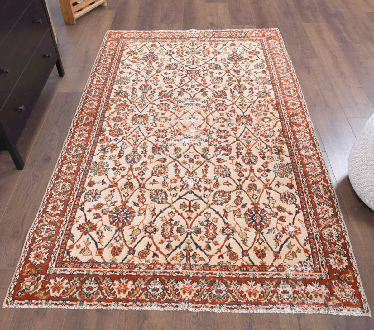 134x220 cm turuncu, kahverengi ve kırmızı çiçek desenli el dokuma vintage halı – üstten tam görünüm