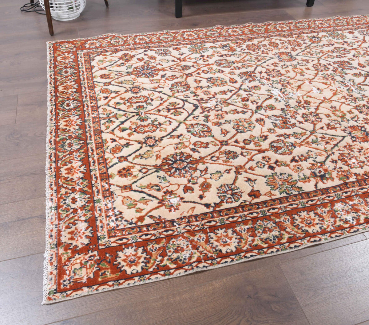 1970'lerden Anadolu kökenli çiçek desenli el dokuma vintage halı, 134x220 cm