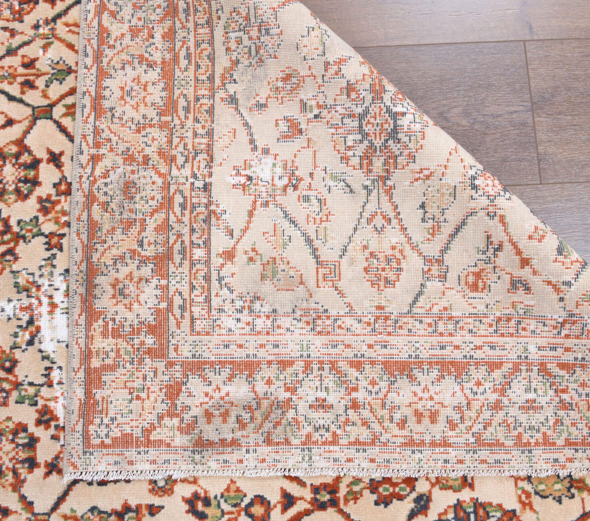 Çiçek desenli el dokuma vintage halı – turuncu, kahverengi ve kırmızı tonlarda yün dokuma