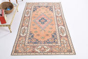 1970'lerden Anadolu kökenli oryantal desenli el dokuma vintage halı, 134x234 cm