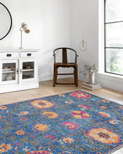 Örgü Saçaklı Mavi Zemin Üzerine Çiçek Desenli Halı