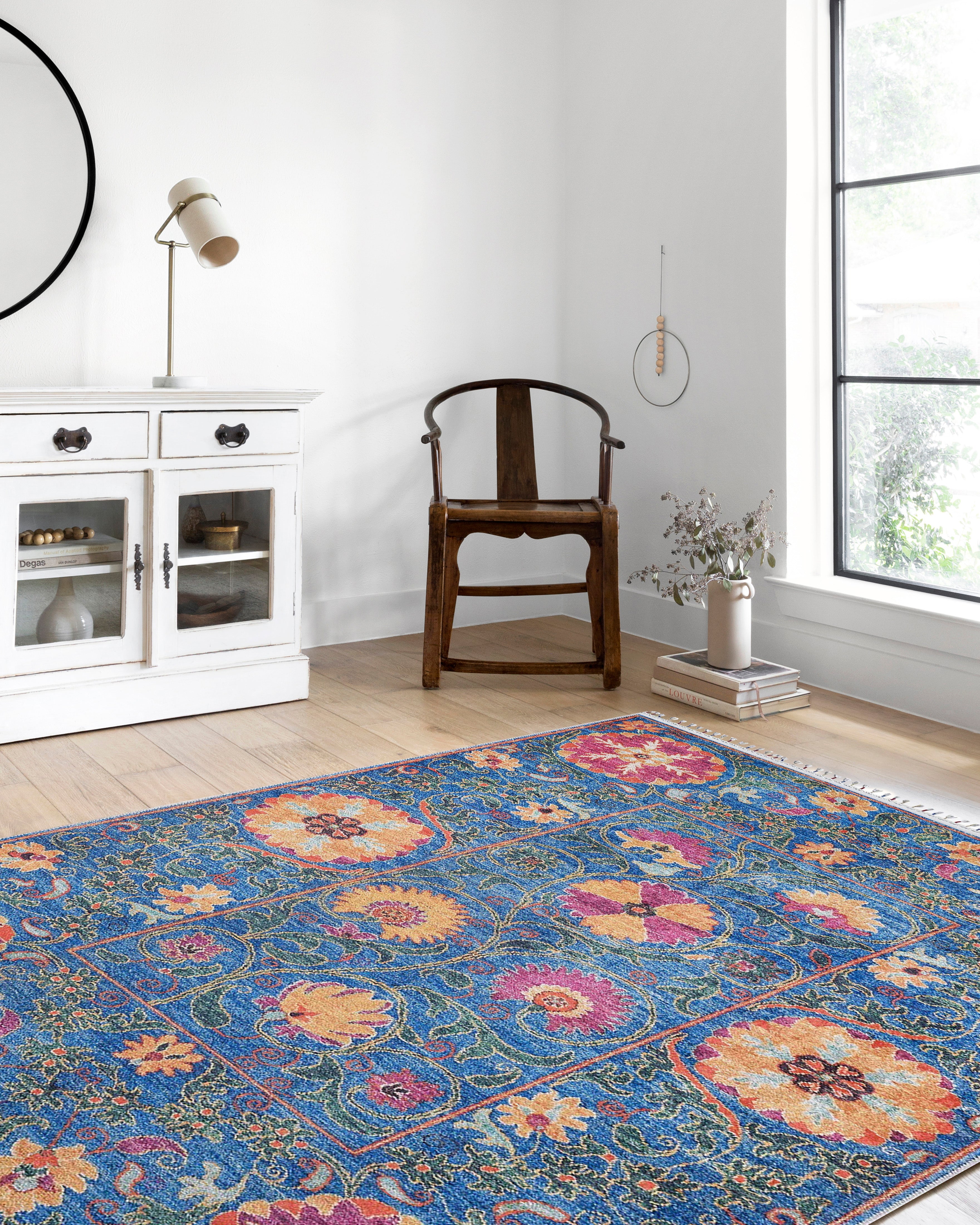 Örgü Saçaklı Mavi Zemin Üzerine Çiçek Desenli Halı