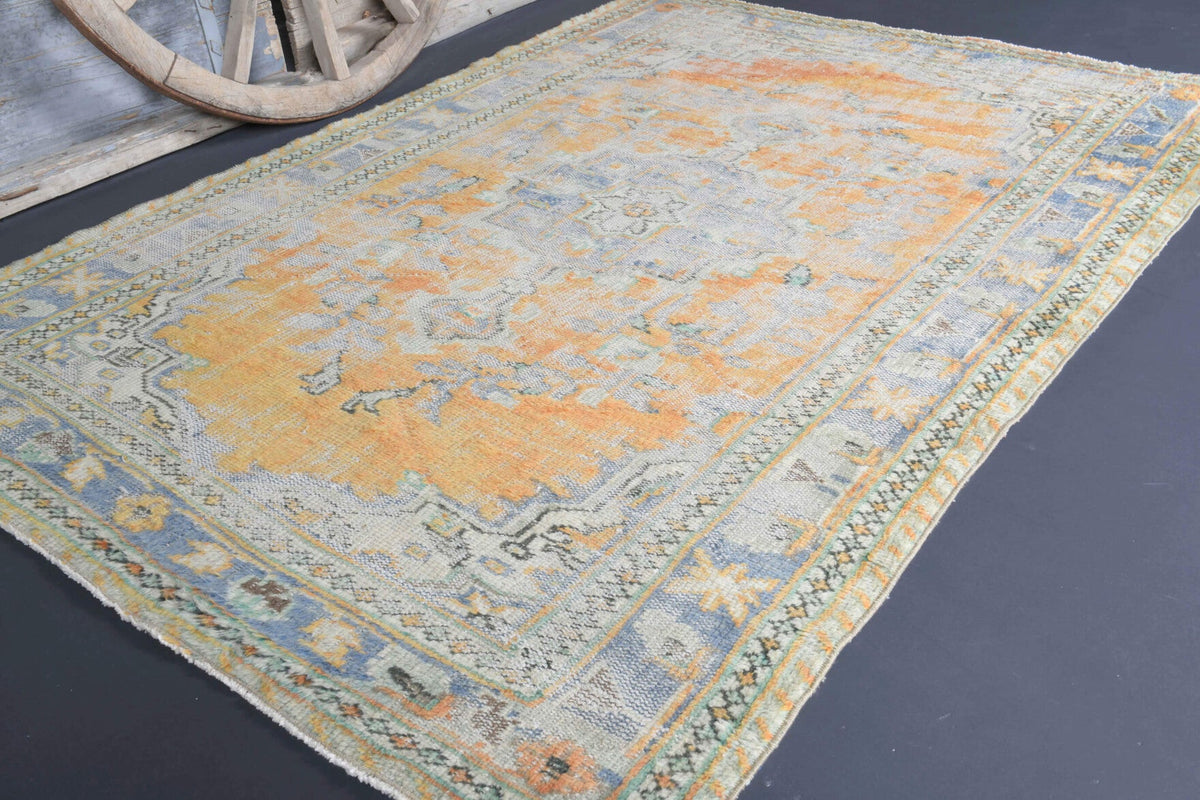 Oryantal desenli el dokuma vintage halı – bej ve turuncu tonlarda yün dokuma