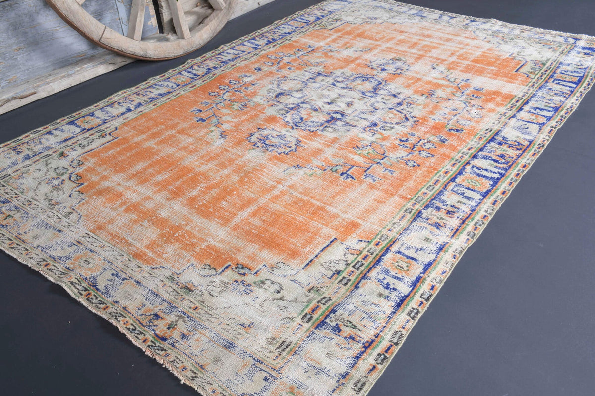Oryantal desenli el dokuma vintage halı – turuncu, gri ve bej tonlarda yün dokuma