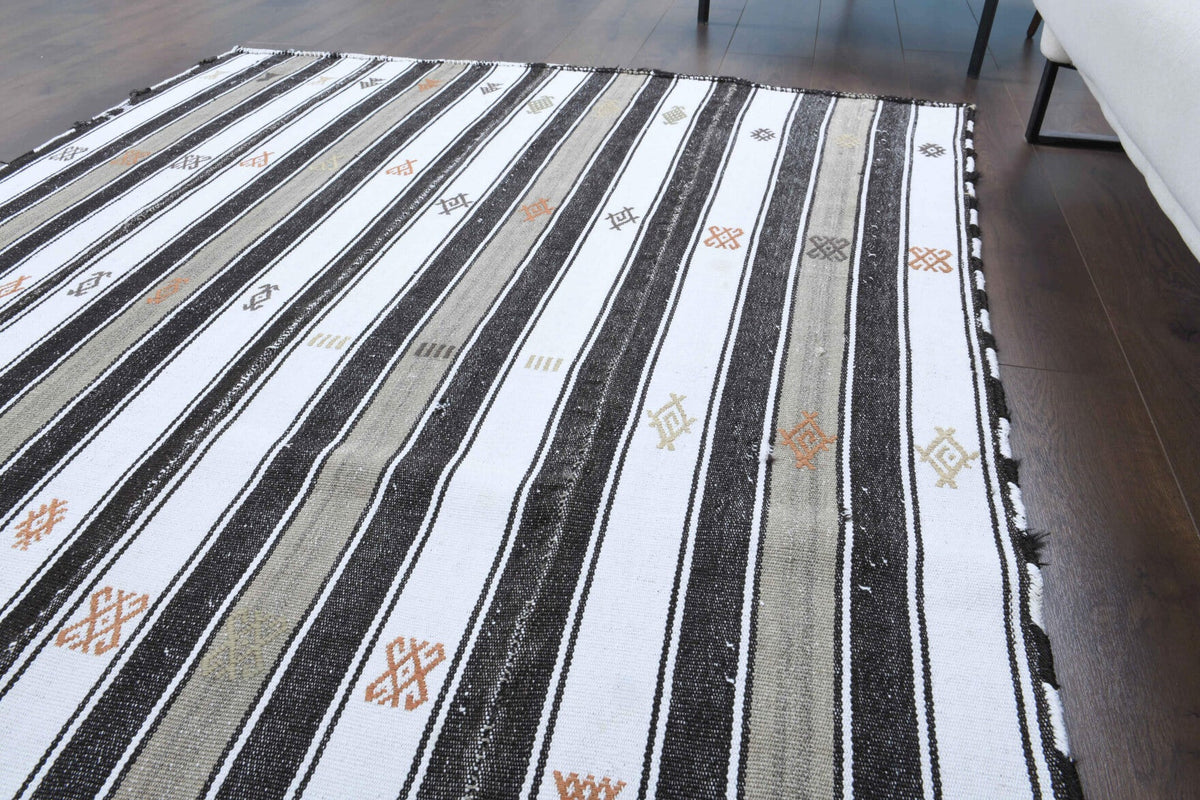 Anadolu kökenli el dokuma kilim – 1960'lar üretimi, çizgili