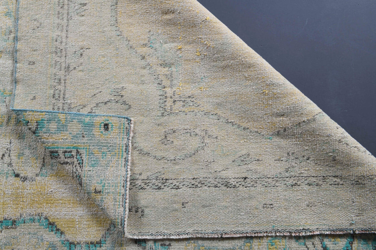 Oryantal desenli el dokuma vintage halı – gri ve bej tonlarda yün dokuma