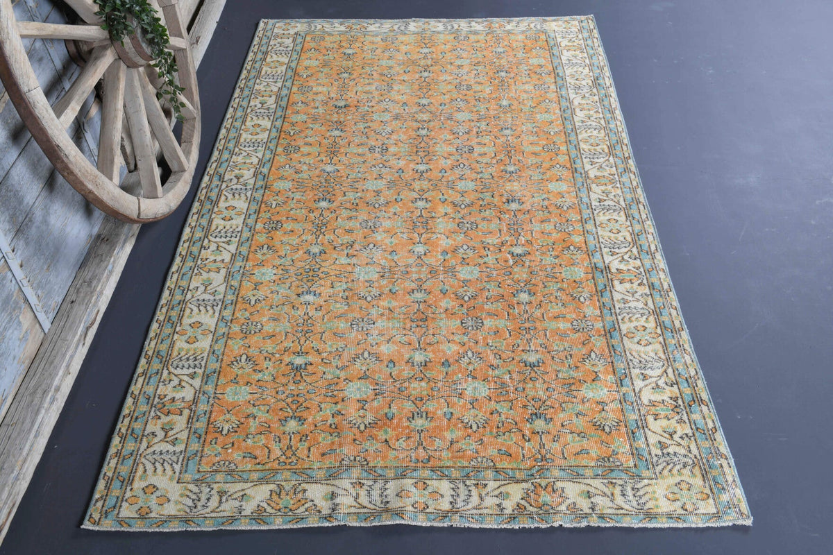 1970'lerden Anadolu kökenli çiçek desenli el dokuma vintage halı, 161x267 cm