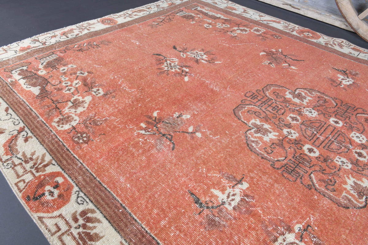 Oryantal desenli el dokuma vintage halı – turuncu ve pembe tonlarda yün dokuma