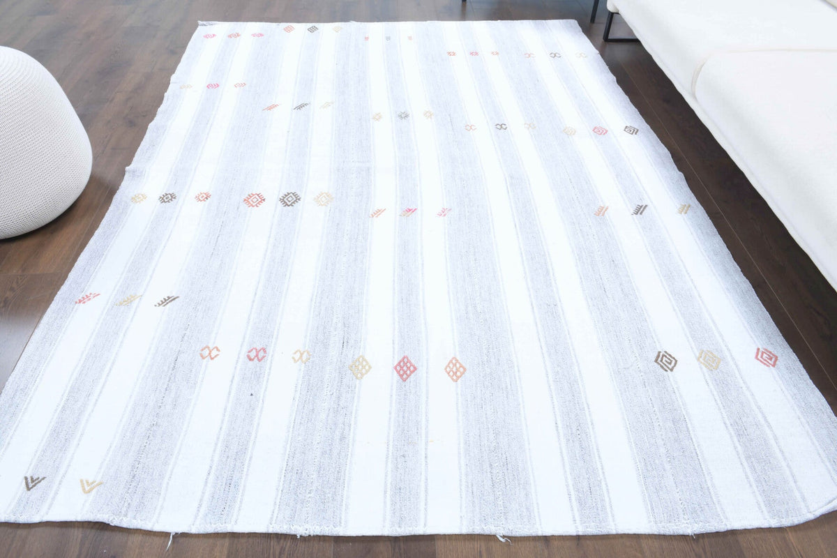 Çizgili el dokuma vintage kilim – beyaz tonlarda yün dokuma