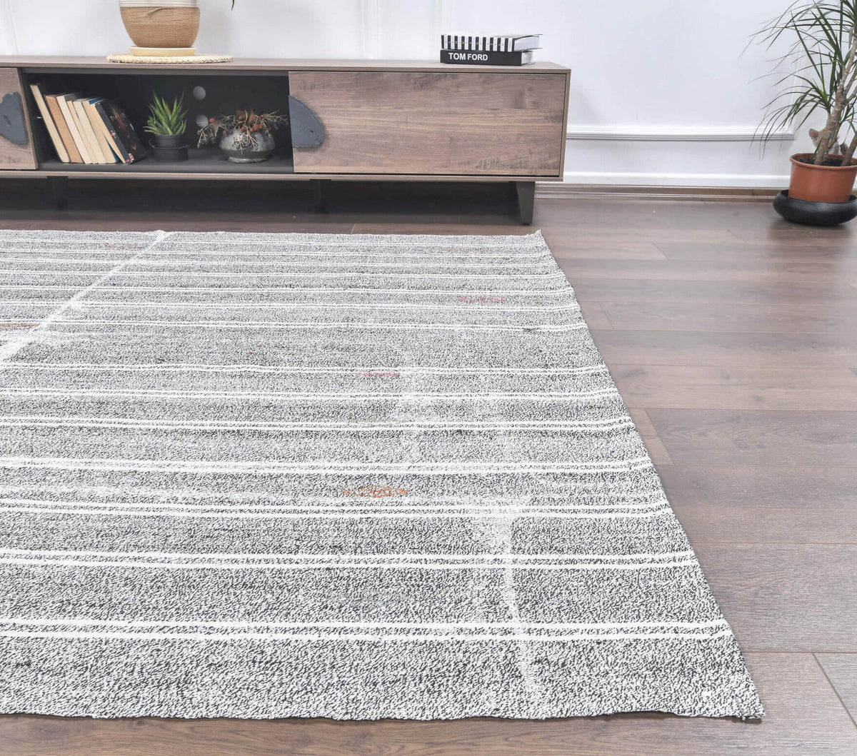 Çizgili el dokuma vintage kilim – gri tonlarda yün dokuma