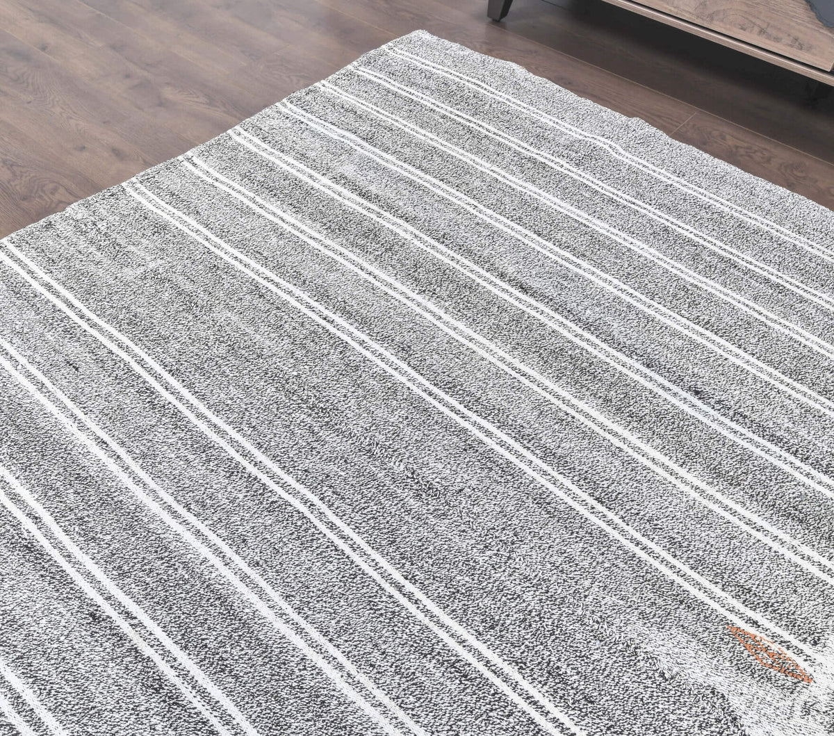 Anadolu kökenli el dokuma kilim – 1960'lar üretimi, çizgili
