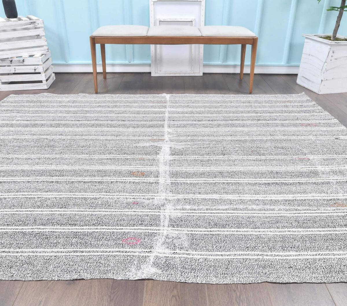 Pera Halı tek parça koleksiyonu: çizgili el dokuma vintage kilim, gri