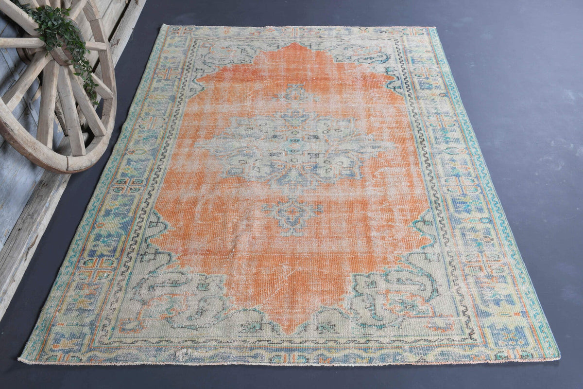 Oryantal desenli el dokuma vintage halı – turuncu, bej ve gri tonlarda yün dokuma